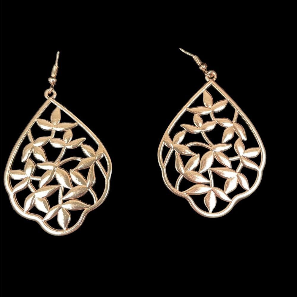 2/$15 ROSE GOLDTONE FLORAL LEAF DESIGN EARRINGS‎
